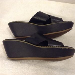 CHAPS BLACK WEDGE SANDALS W/ WIDE STRAPS